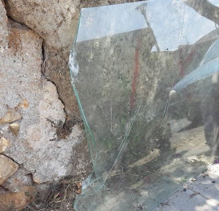 Σπασμένα τζάμια και επικίνδυνα αντικείμενα δίπλα σε σπίτια στον Άη Γιάννη (φωτο)