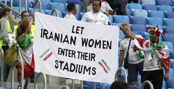 Ιράν: Αυτοπυρπολήθηκε γυναίκα που την συνέλαβαν να προσπαθεί να μπει κρυφά σε γήπεδο
