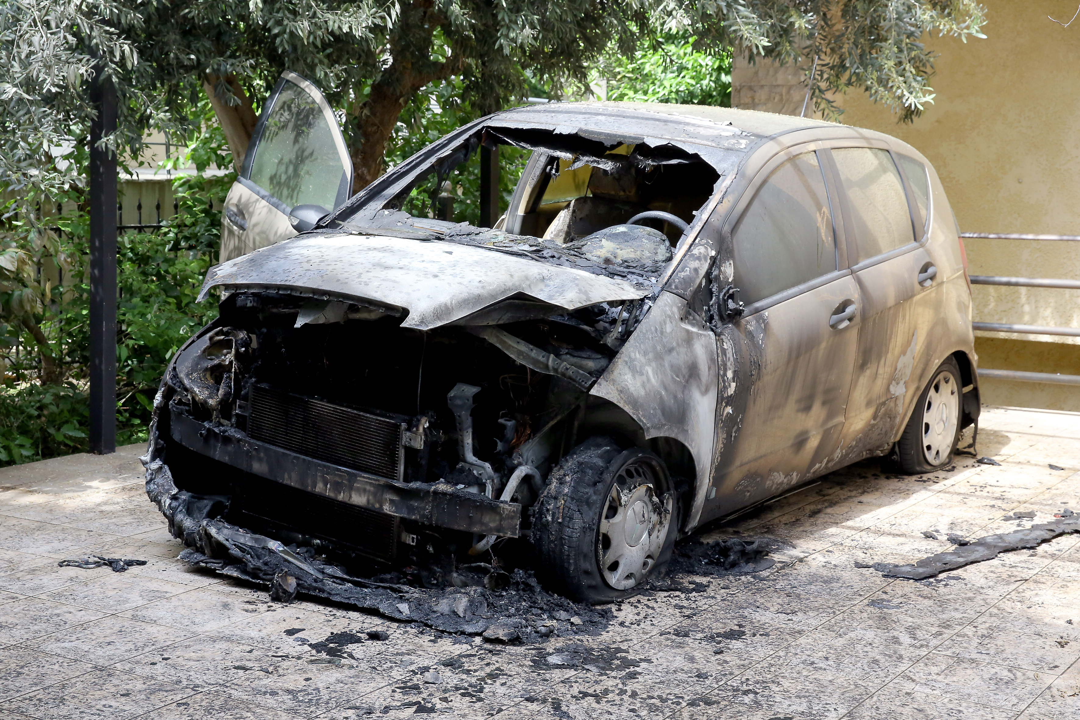 Τραγωδία στο κέντρο της Αθήνας: Νεκρό άτομο μέσα σε αυτοκίνητο που τυλίχθηκε στις φλόγες