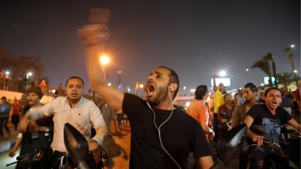 Μετά τις διαδηλώσεις εναντίον του Σίσι,δυνάμεις ασφαλείας αναπτύχθηκαν στην πλατεία Ταχρίρ