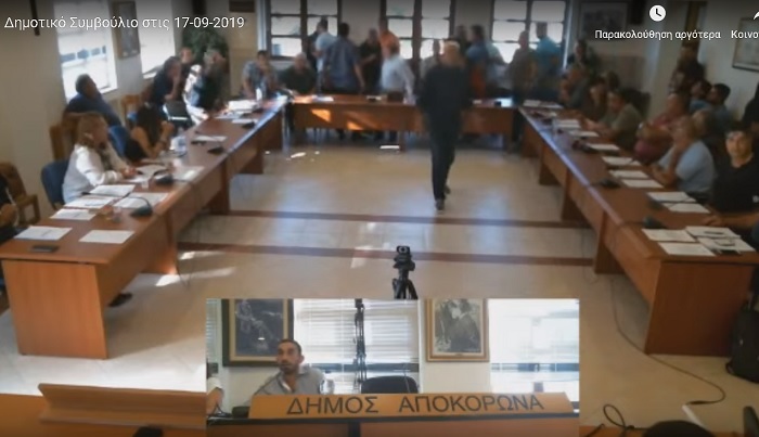 Παραλίγο να “πέσει ξύλο” σε απευθείας μετάδοση στο δημοτικό συμβούλιο Αποκόρωνα (βίντεο)