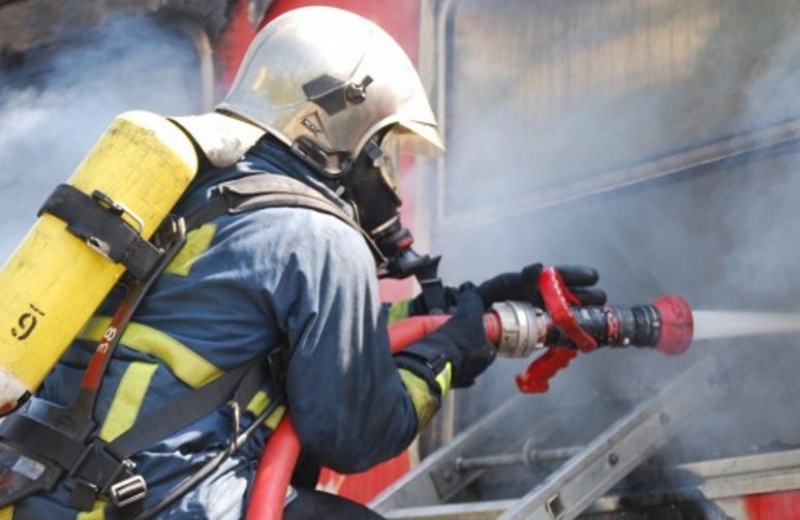 Συναγερμός τα ξημερώματα μετά από φωτιά σε ξυλουργείο στο Ηράκλειο