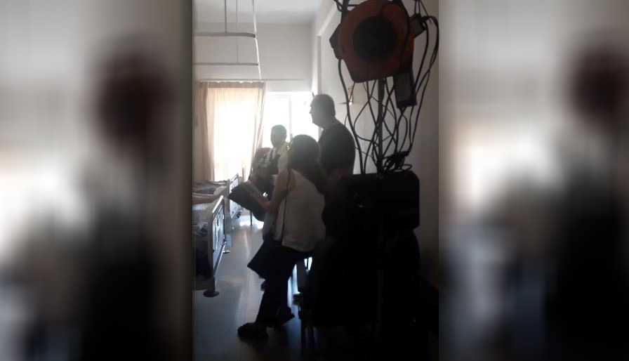 Γιατρός του ΠΑΓΝΗ τραγουδά σε ασθενείς της ογκολογικής κλινικής (βίντεο)