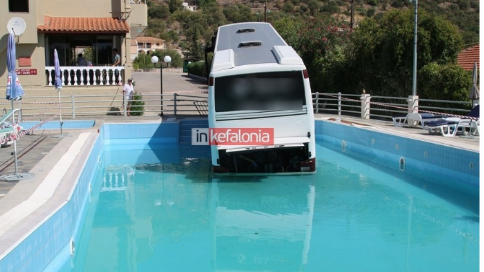 Απίστευτο: Λεωφορείο από τη Σητεία έπεσε σε… πισίνα ξενοδοχείου στην Κεφαλονιά! (φωτο)