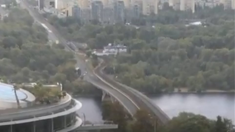 Ουκρανία: Άνδρας απειλεί να ανατινάξει γέφυρα στο Κίεβο