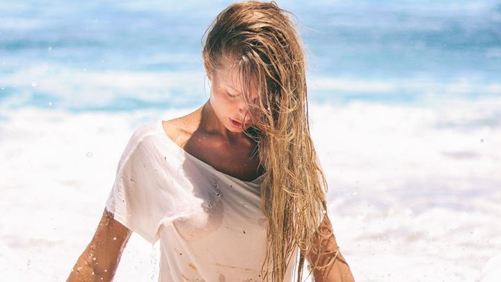 Πώς να διώξετε την άμμο από τα μαλλιά σας