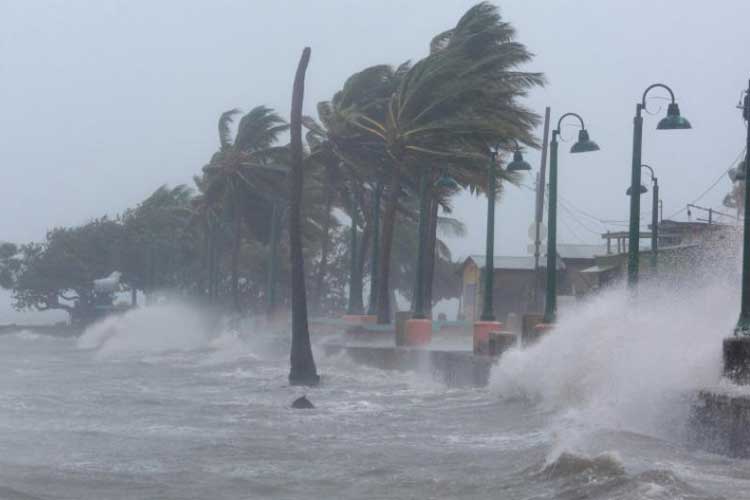 Η καταιγίδα Ουμπέρτο φθάνει στις Μπαχάμες που έχουν υποστεί καταστροφές από τον κυκλώνα
