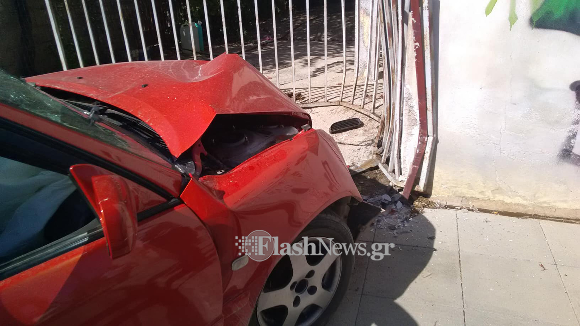 Χανιά: Έστριψε για να αποφύγει άλλο αυτοκίνητο και έπεσε σε είσοδο σπιτιού (φωτο)