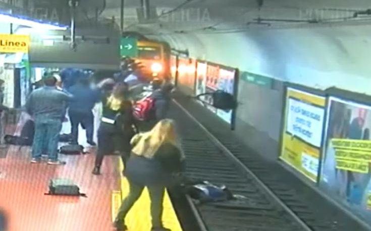 Η τρομακτική στιγμή που γυναίκα πέφτει στις γραμμές του μετρό και ο συρμός πλησιάζει