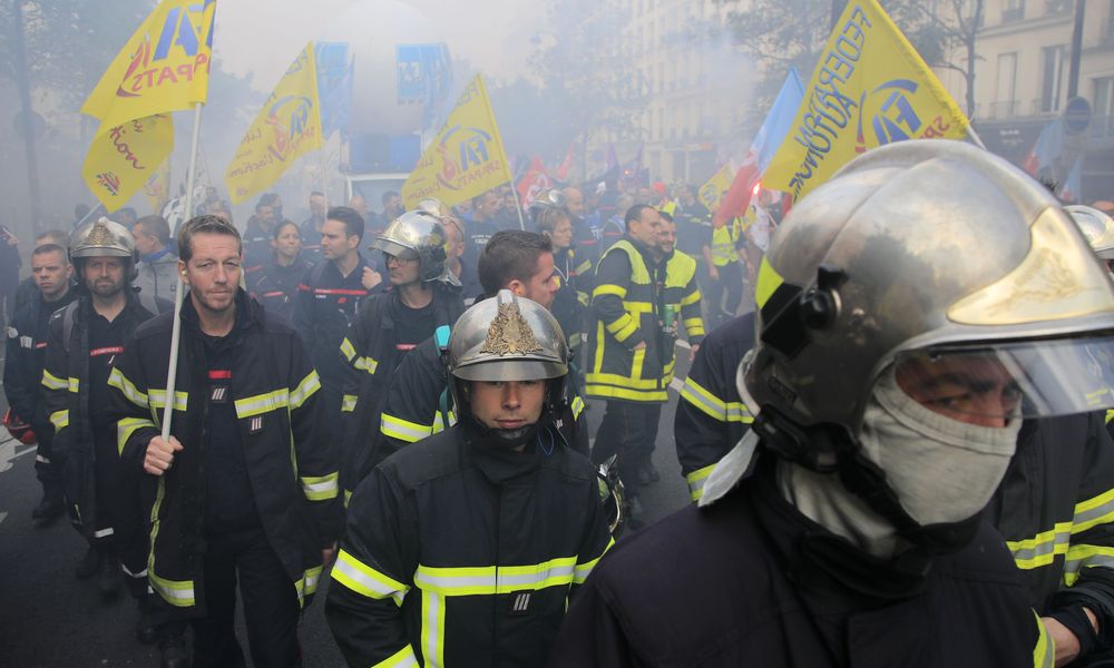 Αστυνομικοί έκαναν χρήση δακρυγόνων εναντίον πυροσβεστών που διαδήλωναν στο Παρίσι