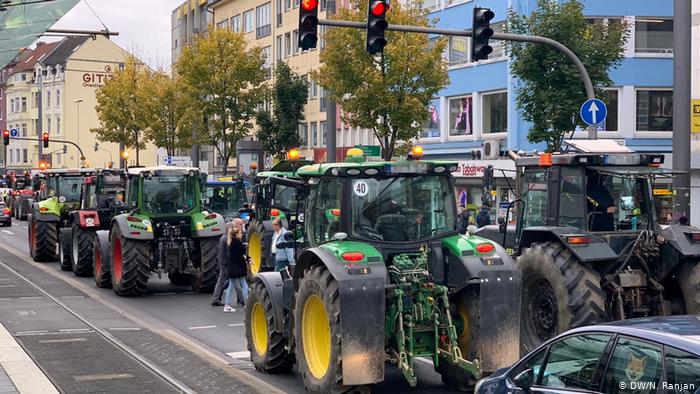 Γερμανία: Χιλιάδες αγρότες διαδηλώνουν στους δρόμους μεγάλων πόλεων με τα τρακτέρ τους