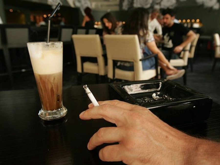 Πόσα πρόστιμα επιβλήθηκαν στην Κρήτη πέρσι για κάπνισμα σε δημόσιους χώρους