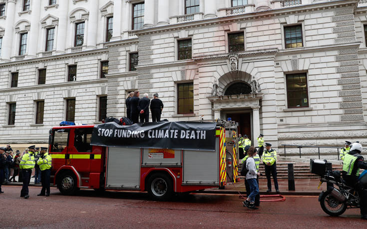 Βρετανία: Ακτιβιστές πέταξαν κόκκινη μπογιά με πυροσβεστικό στο υπουργείο Οικονομικών