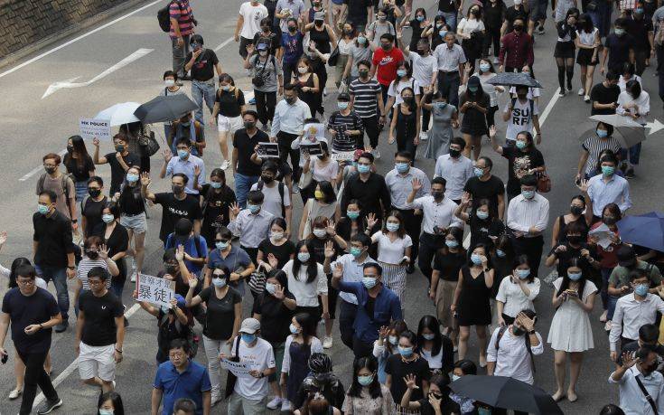 Καθιστική διαμαρτυρία ηλικιωμένων και διαδήλωση με μάσκες ετοιμάζουν στο Χονγκ Κονγκ