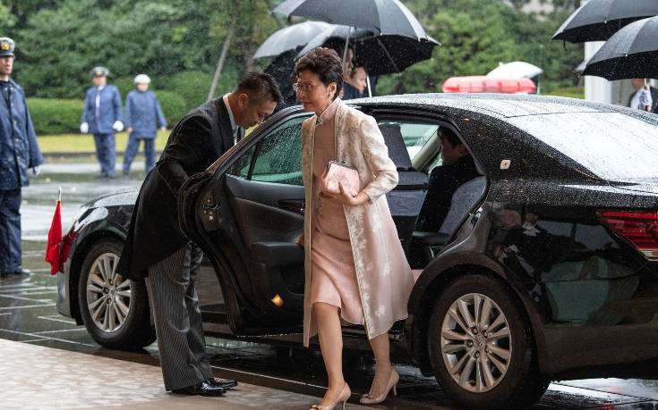 Το Πεκίνο θέλει να αντικαταστήσει την επικεφαλής της κυβέρνησης του Χονγκ Κονγκ