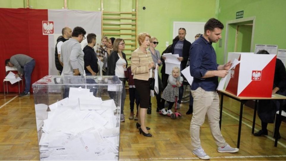 Πολωνία-Εκλογές: Το Κόμμα Δικαίου και Δικαιοσύνης εξασφαλίζει την απόλυτη πλειοψηφία