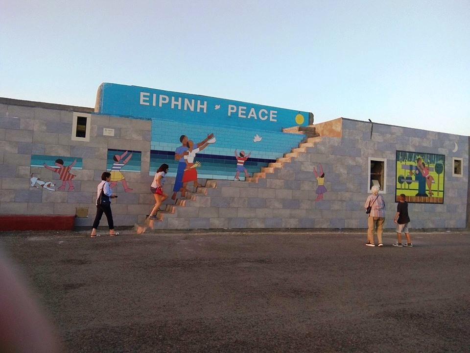 Ένα γιγάντιο ψηφιδωτό για την “Ειρήνη” στον λιμενοβραχίονα Ηρακλείου