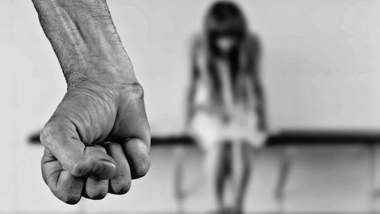 Βόλος: «Οικογενειάρχης» βίαζε συστηματικά τη σύζυγό του και έδερνε την κόρη του