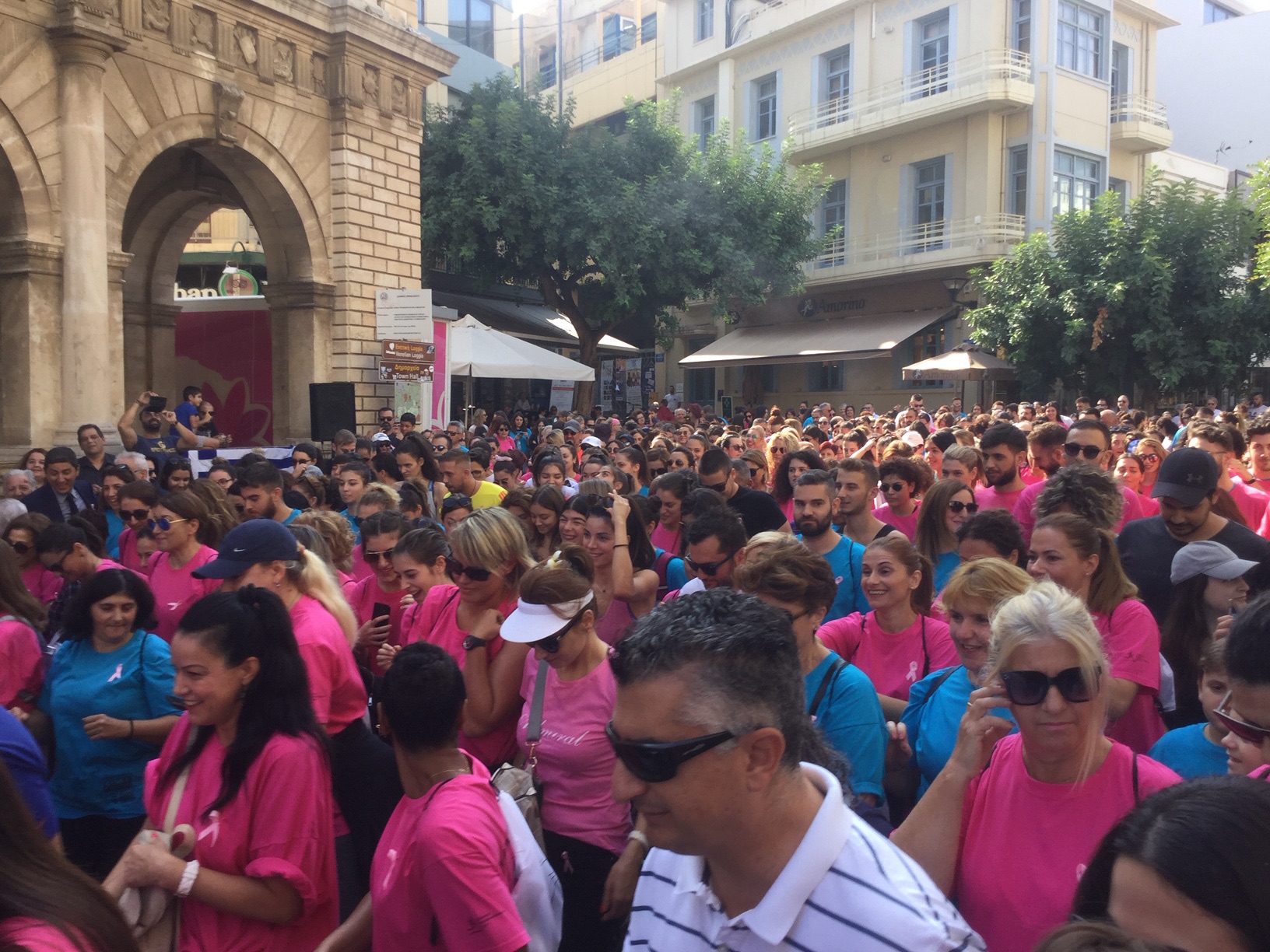 Εκατοντάδες γυναίκες έτρεξαν για καλό σκοπό στο Ηράκλειο.