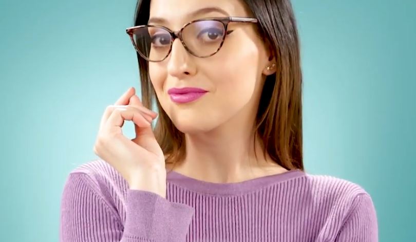 Τα beauty tricks που πρέπει να γνωρίζετε αν φοράτε γυαλιά (video)