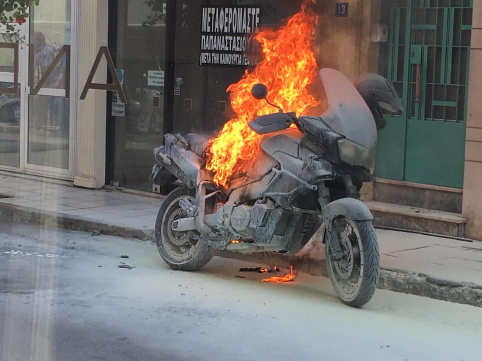 Ηράκλειο: Μηχανή πήρε φωτιά μπροστά στα μάτια του ιδιοκτήτη της (φωτο+βιντεο)