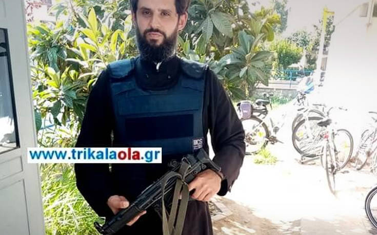 Ο αστυνομικός – ιερέας με το αλεξίσφαιρο και το όπλο σε αστυνομικό τμήμα στα Τρίκαλα