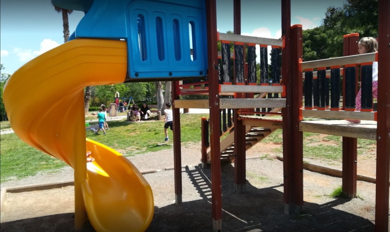Εγκαινιάζει ο δήμος Αποκορώνου παιδική χαρά στις Καλύβες