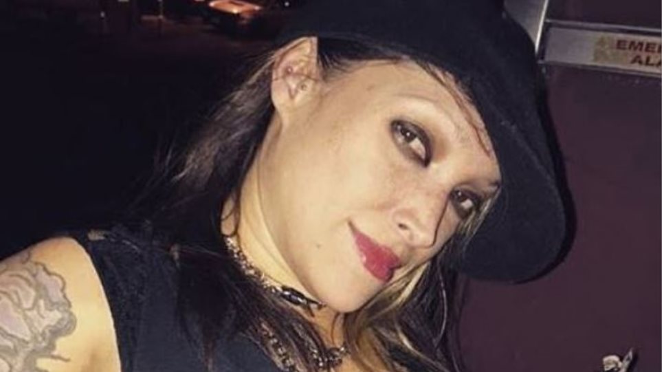 Πορνοστάρ μαχαίρωσε στο πόδι τον σύντροφό της επειδή κοιμήθηκε με άλλη γυναίκα