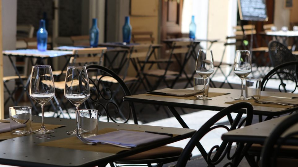 Ο «σκοτεινός» λόγος που επιβιώνουν τόσα αδειανά εστιατόρια στο Μιλάνο