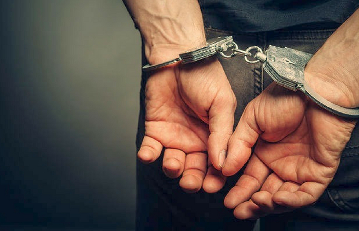 Ηράκλειο: Σύλληψη δύο ατόμων που είχαν σπίτι τους από όπλα μέχρι μαχαίρια!