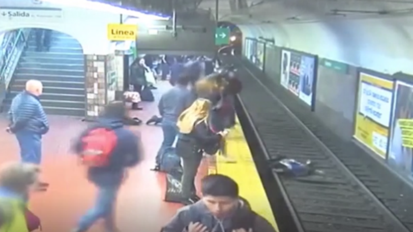 Γυναίκα έπεσε στις γραμμές του μετρό και γλίτωσε στο τσακ, ο συρμός σταμάτησε χιλιοστά της