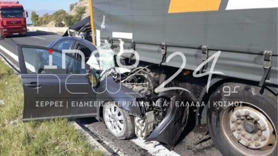 Εικόνες σοκ από τροχαίο- Αυτοκίνητο σφηνώθηκε κάτω από νταλίκα – Νεκρός ο οδηγός