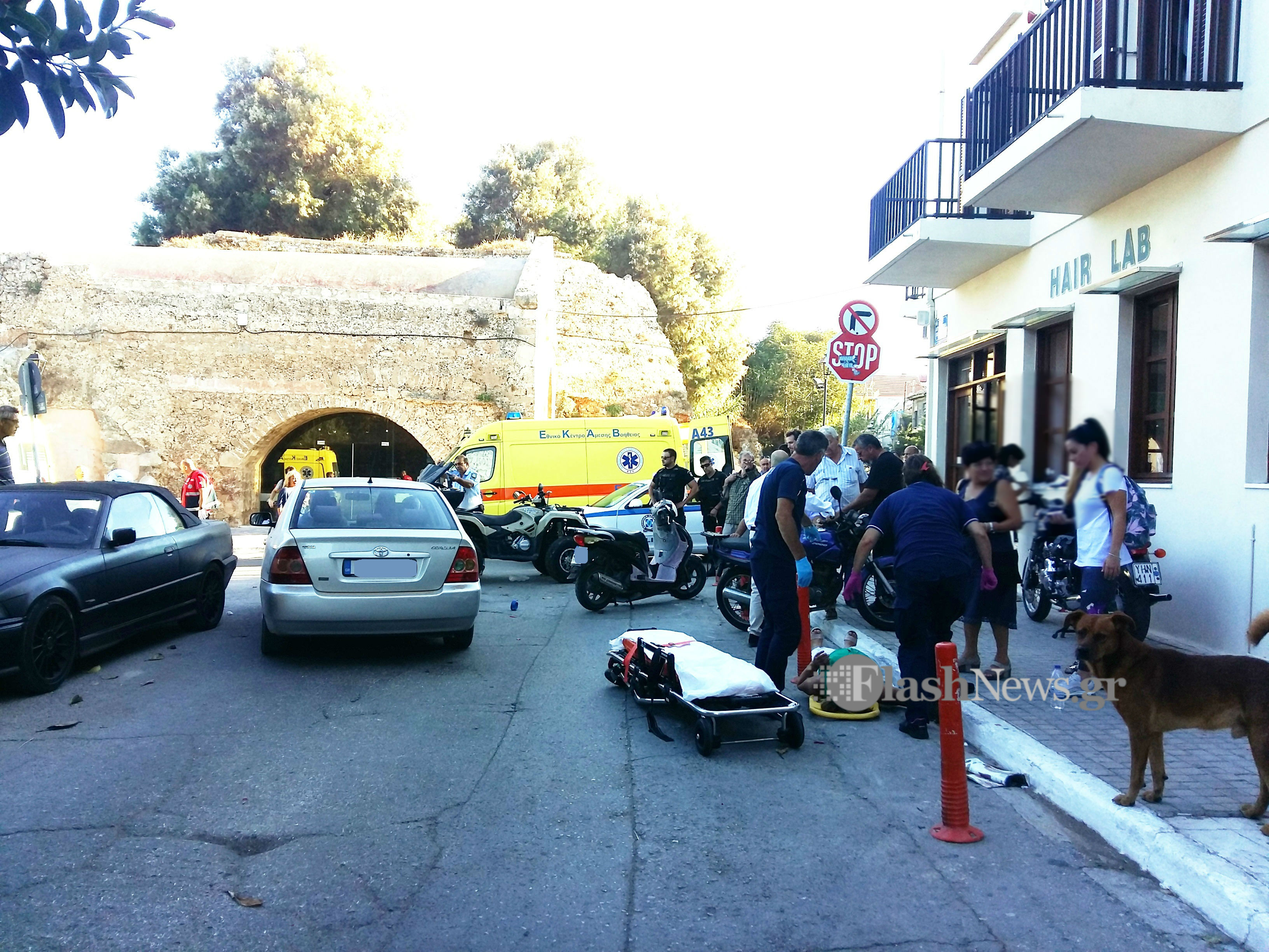 Τρεις τραυματίες σε σύγκρουση «γουρούνας» με μοτοσικλέτα στην παλιά πόλη Χανίων (φωτο)