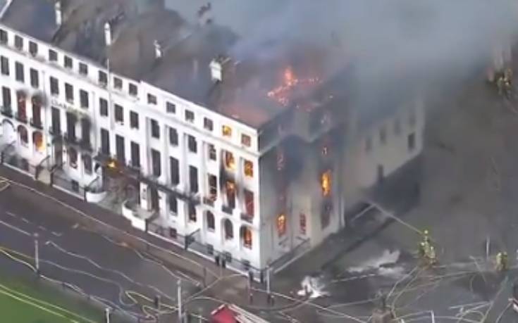 Φωτιά σε ξενοδοχείο στη Βρετανία: Όλο το κτίριο τυλίχτηκε στις φλόγες