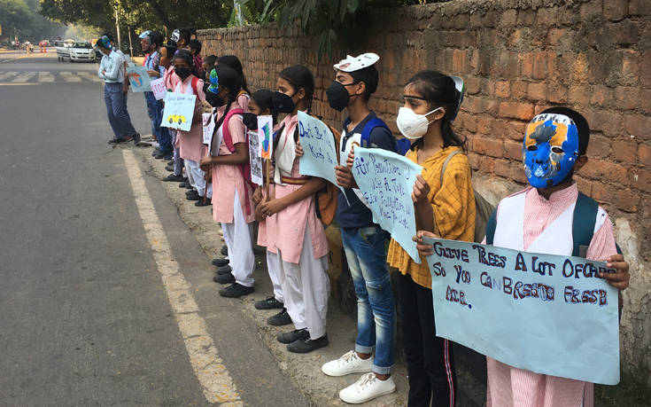Άνοιξαν σήμερα τα σχολεία στο Νέο Δελχί, με μάσκες τα παιδιά