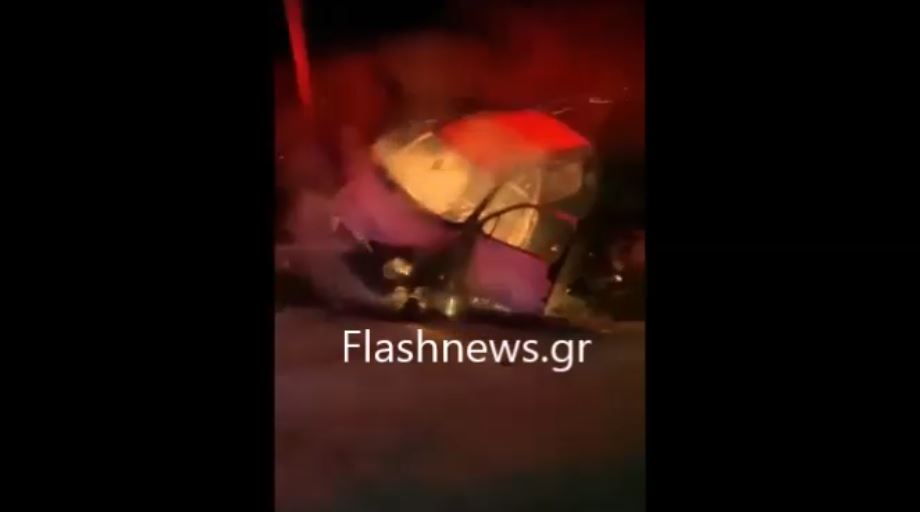 Βίντεο: Τον παρακαλά να απομακρυνθεί από το φλεγόμενο όχημα στα Χανιά αλλά δεν ακούει!
