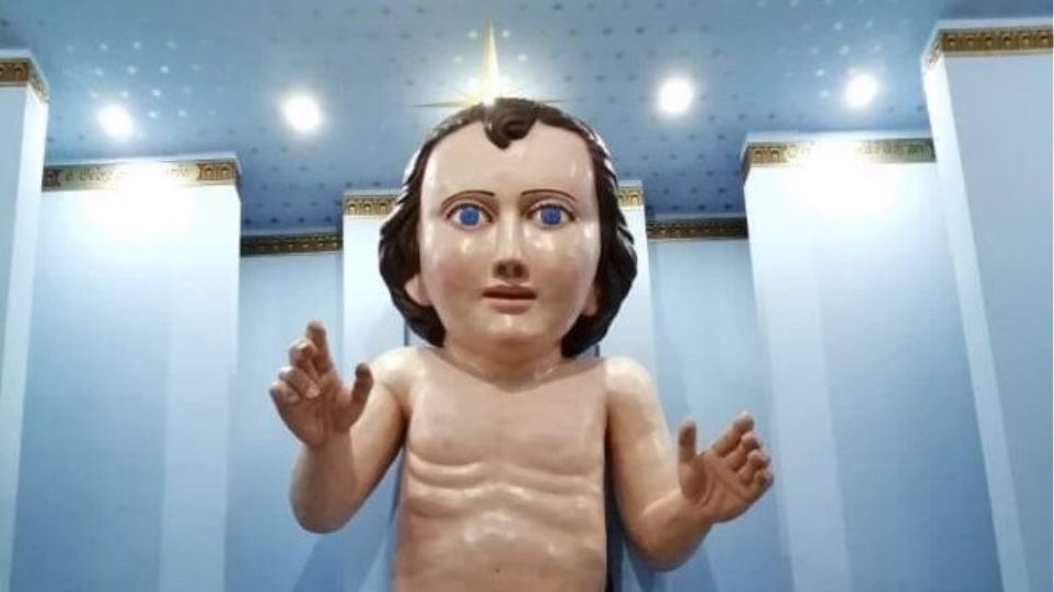 Εκκλησία έφτιαξε γιγάντιο άγαλμα του μωρού Ιησού που έγινε viral για τους λάθος λόγους