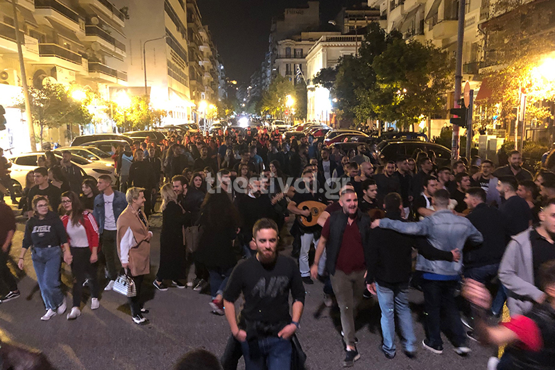 Μαντινάδες και τσικουδιές από 200 Κρήτες φοιτητές στο κέντρο της Θεσσαλονίκης (βίντεο)