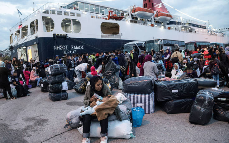 Στο λιμάνι του Πειραιά μετανάστες και πρόσφυγες από τη Σάμο και τη Χίο