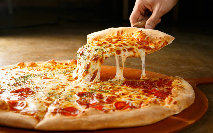 Πίτσα πεπερόνι με σπιτική ζύμη