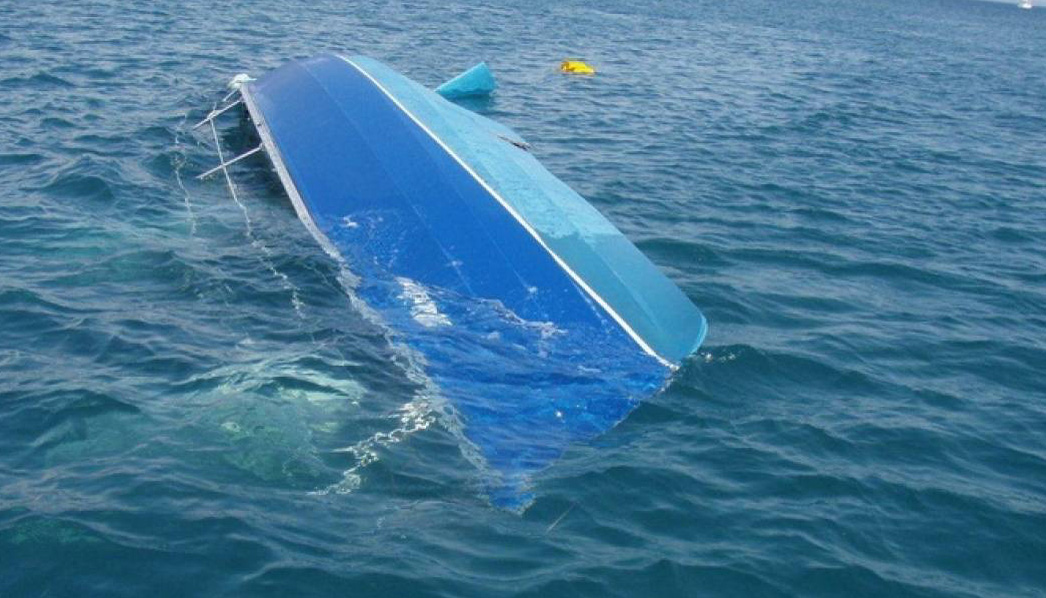 Βυθίστηκε σκάφος στον Άγιο Νικόλαο – Προληπτικά ποντίστηκε περιμετρικά φράγμα