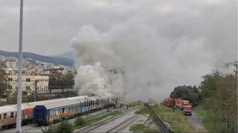 Θεσσαλονίκη: Πυρκαγιά σε βαγόνι τραίνου (Βίντεο)