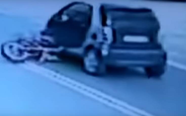 Βίντεο-σοκ από το θανατηφόρο στη Λαυρίου: Μοτοσικλετιστής καρφώθηκε κάτω από αυτοκίνητο
