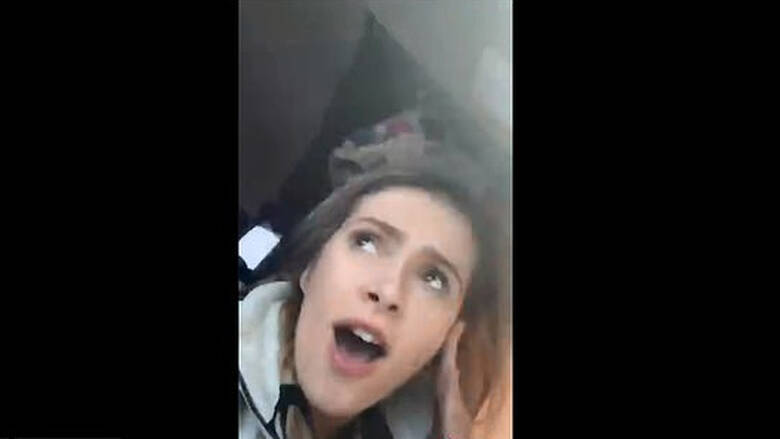 Σάλος στα social media:16χρονη έβγαζε βίντεο ενώ ήταν εγκλωβισμένη στο ΙΧ μετά από τροχαίο