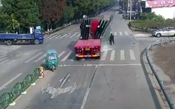 Τρομαχτικό ατύχημα στην Κίνα: Γυάλινα πάνελ «έθαψαν» οδηγό σκούτερ