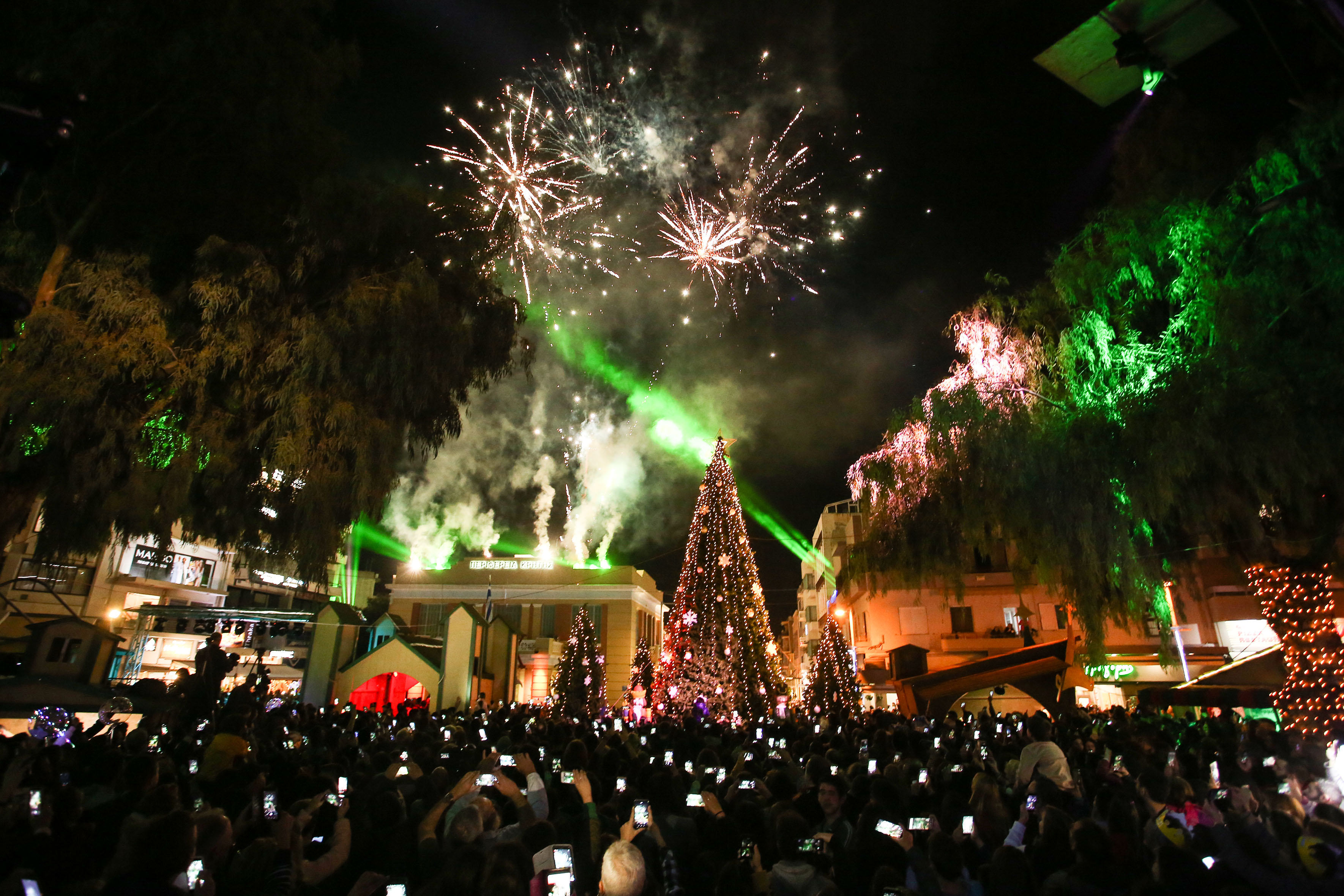 Χιλιάδες κόσμου στη φωταγώγηση του δέντρου στο Χριστουγεννιάτικο Κάστρο (φωτο)