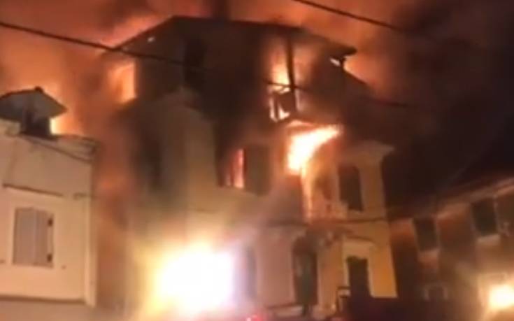 Μεγάλη πυρκαγιά με εγκλωβισμένους και τραυματίες σε μονοκατοικία (βίντεο)