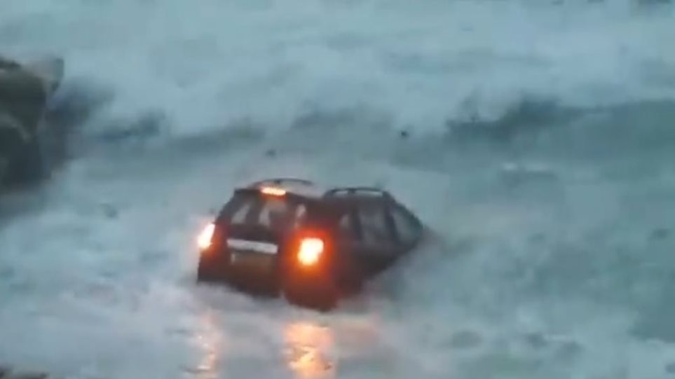 Κύπρος: Αυτοκίνητο στα μανιασμένα κύματα – διασώθηκε ο οδηγός
