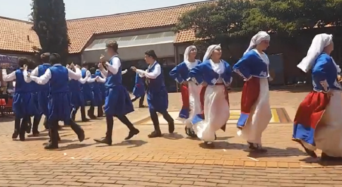 Αφρικανοί μαθητές χορεύουν κρητικά και εντυπωσιάζουν (βιντεο)