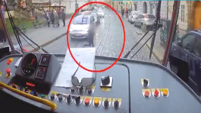 Οδηγός τραμ σταματάει το όχημα για να βοηθήσει ένα παιδί που είχε χαθεί